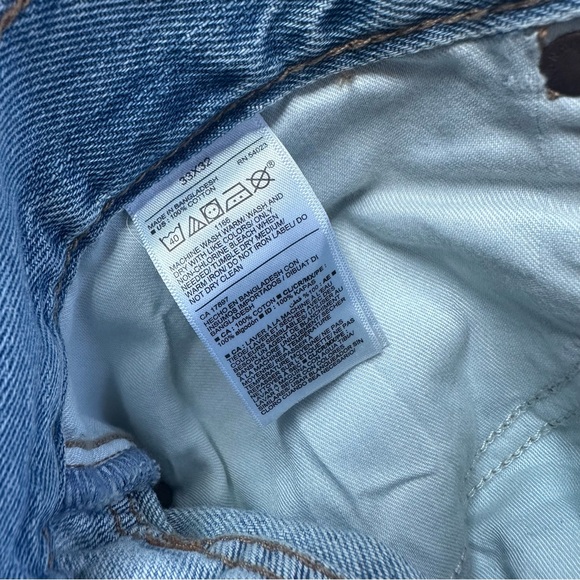 Old Navy Men’s Light / Medium wash Denim Straight Jean Size 33 X 32 - Picture 6 of 7